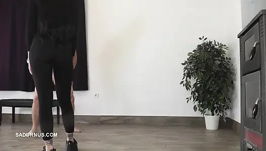 Herrin Cleo Liebt Es, Tritt Schwanz Und Eier Des Sklaven