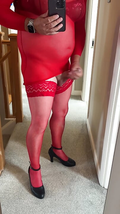 Kırmızılı travesti kadın kendi kendine mastürbasyon yapıyor.