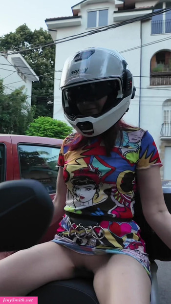 Jeny Smith je otišla u šetnju u providnoj haljini. Ceo video samo na JenySmith.net