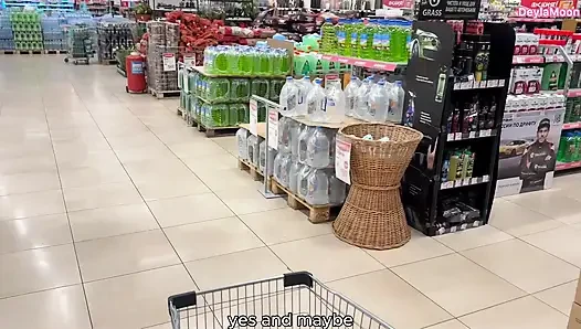 Halka açık bir otoparkta arabada bir yabancıyı siktim.
