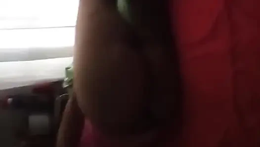 Я мастурбирую использованными стрингами моей жены, и она не замечает