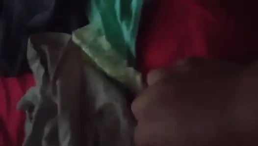 Karımın kullanılmış tangasıyla mastürbasyon yapıyorum ve fark etmiyor