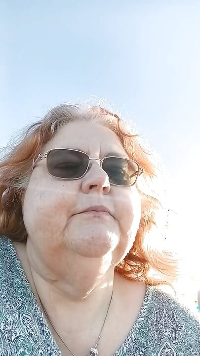 Bärtige dame versucht, am windigen strand zu zünden!