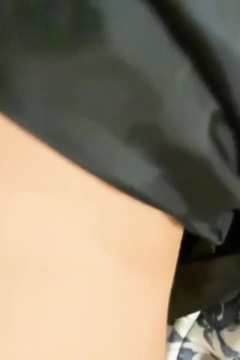 Istri langsing yang frustrasi selingkuh sama pria lain di rumahnya sendiri