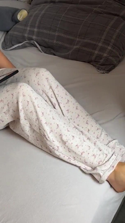 ミア、かわいい白い靴下と足の裏に付いた精液 |クリップ1