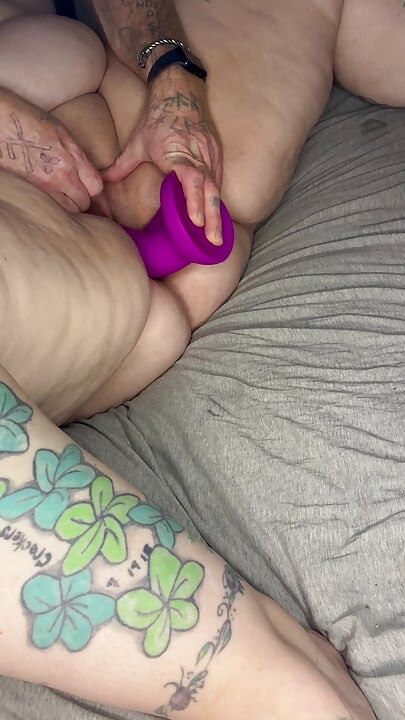 Bbw blir stunget av en dildo