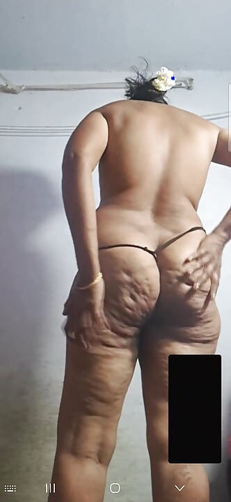 Tamilische tante spielt möpse und muschi