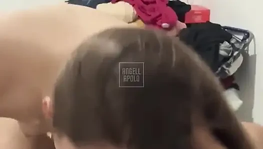 Она пускала слюни по моему члену и проглотила его до конца