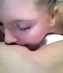 两个素人女同制作舔阴的短视频！