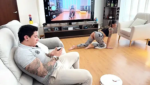 WTF? Üvey baba robot elektrikli süpürgeyi kullandı, böylece üvey kızı dildoya oturabilir!