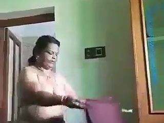 Tamil tante Amunamam Saree draagt