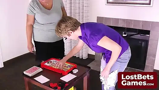 Son striptiz oyunu kaybedeni, sadece sutyenle kaldı