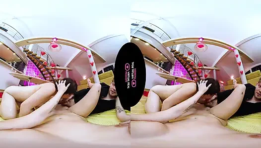 Merayakan Tahun Baru Cina dengan Threesome Liar - VR