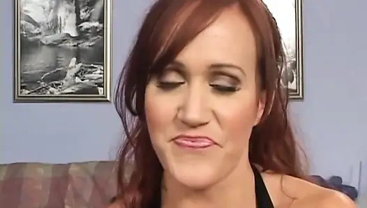 Tante seksi rambut merah dengan toket besar lagi asik ngentot gaya doggy