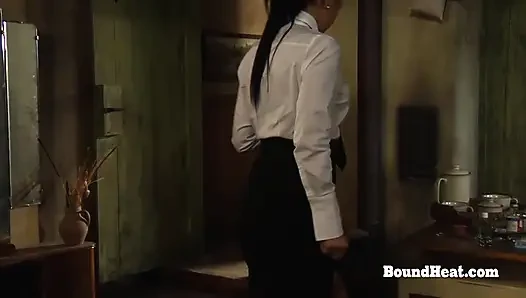 Gefesselte blonde lesbische sklavin berührt und geküsst von gnadenloser madame