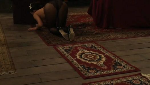 Une esclave lesbienne en lingerie à genoux devant sa maîtresse