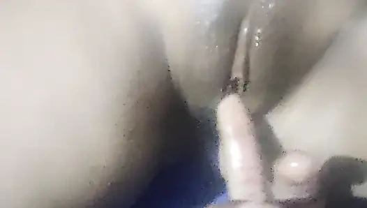 Üvey erkek arkadaşı amcığını üvey sevgilisine gösterdi ve masaj yaptırıyor