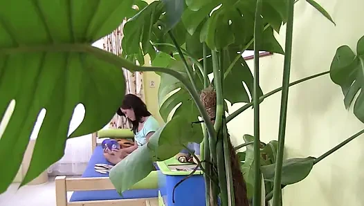 Şehvetli lezbiyen kızlar birbirlerini yalamayı ve zevk yapmayı seviyor