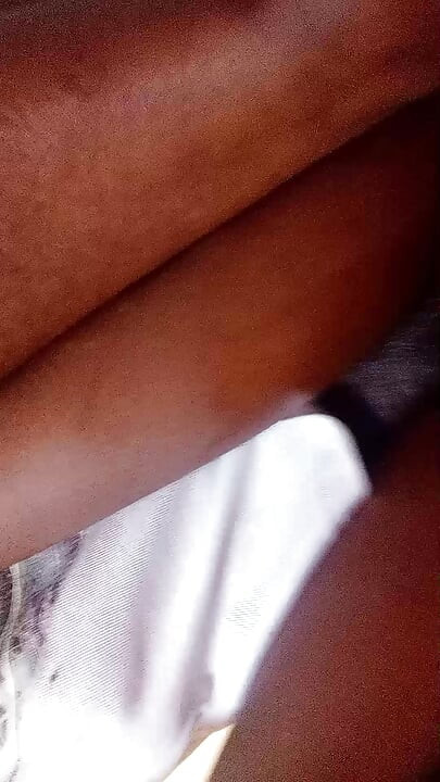 Dia memiliki memek dan kontol karniva musiman