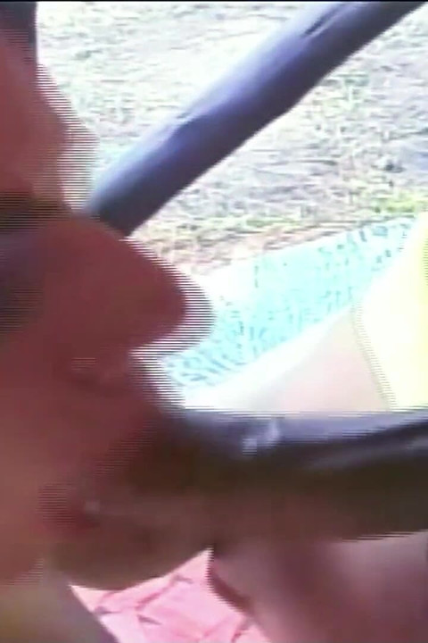 Transica s velikim sisama dobiva analno jebanje tijekom tajnog trojca na otvorenom