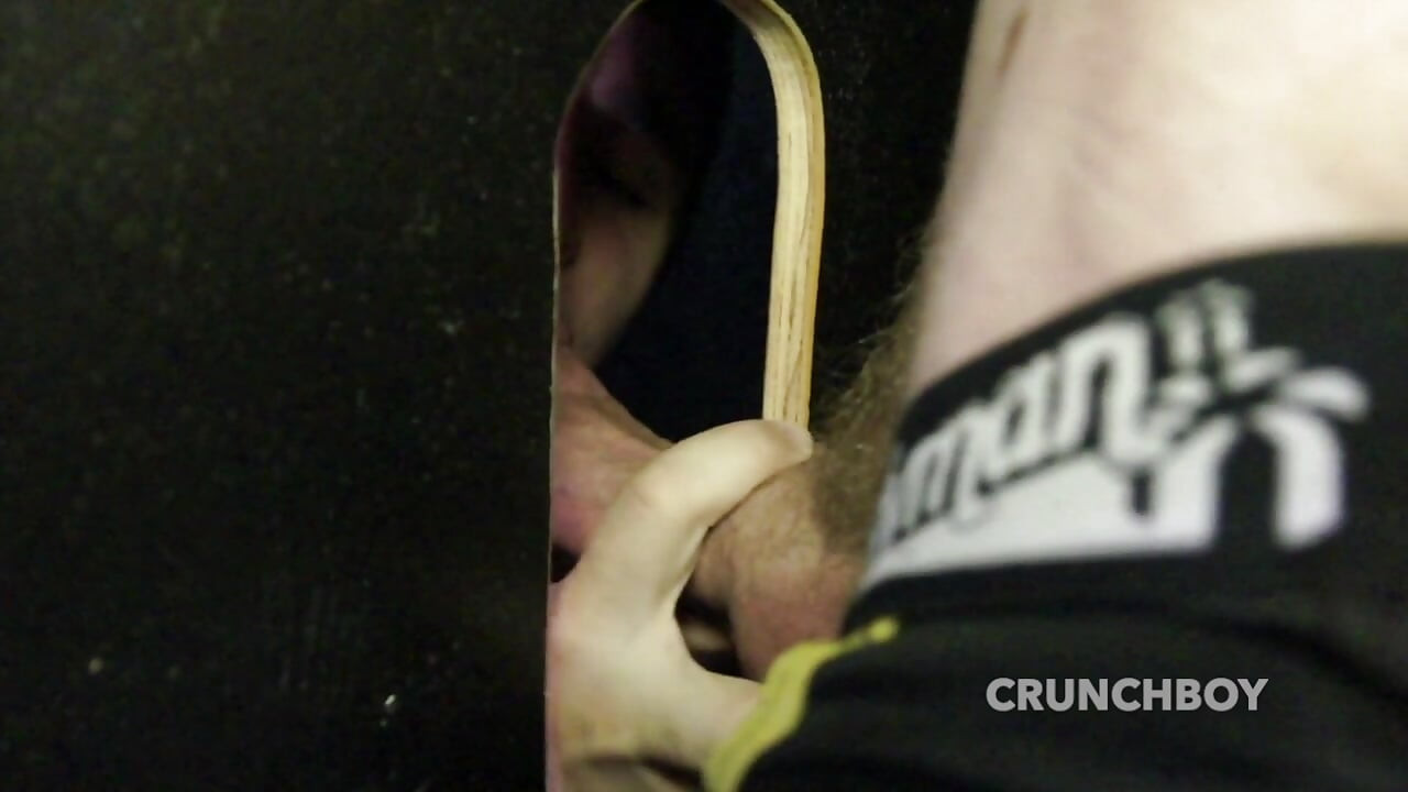 Gay muda mengisap teman lurusnya dan disetubuhi dari belakang