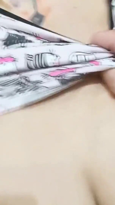 Meia-irmã deixa a porta do quarto aberta pra ser acordada com o pau duro do meio-irmão | Clipe 1
