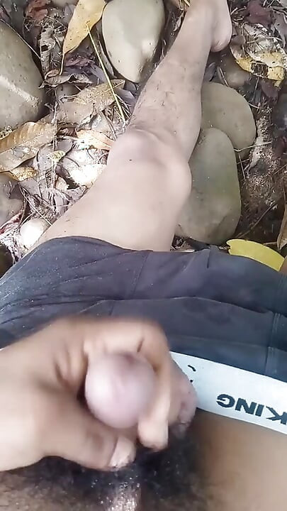 Igram se sa svojim velikim kurcem i masturbiram dok ne dođem i izvadim mlijeko