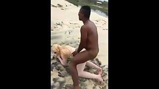 2 sesso in spiaggia bianca con grande cazzo nero