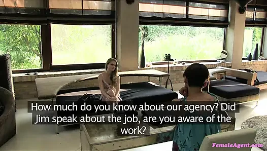 Female agent - eine süße blondine bekommt all die muschi und den schwanz, die sie will