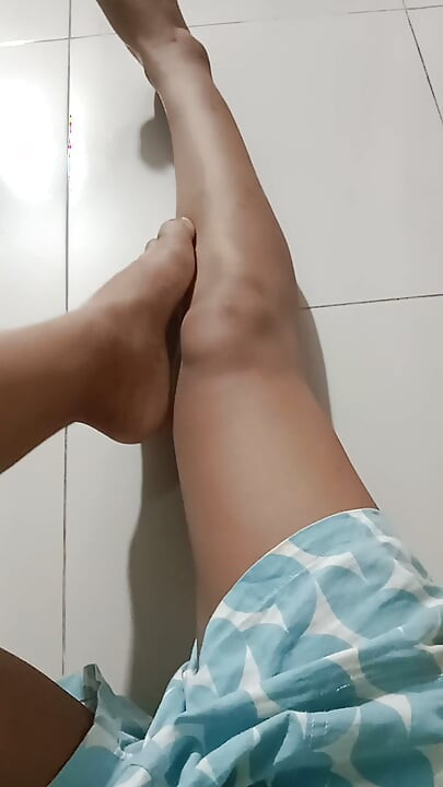 desi girl first time showing her tight pussy