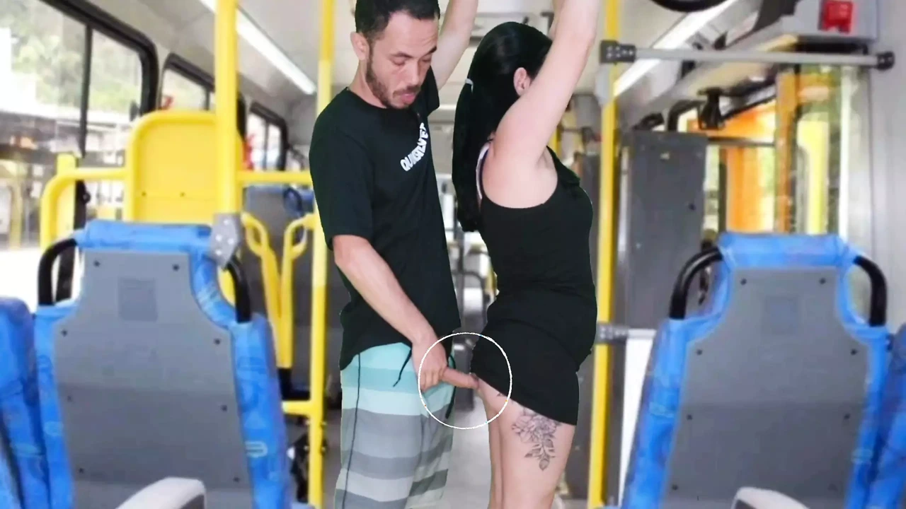 戴着Encoxada的老恶棍自慰直到他在公交车上射在黑发上