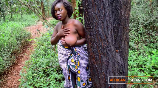 Des fées noires marchant dans la jungle se font taquiner par une MILF à forte poitrine noire qui veut un trio lesbien