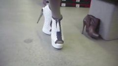 Gümüş topuklu beyaz topuklu ayakkabılar deneyin