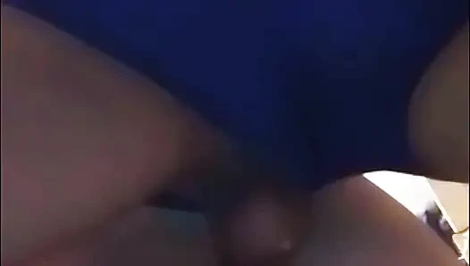 Wasser tropft tag für tag, trägt den härtesten stein weg