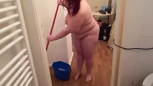 Bbw desnudo limpiando un mear