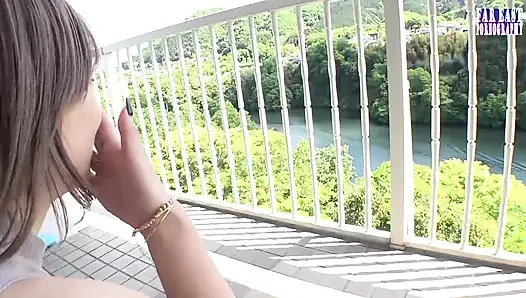 Stream Journey as a Slender Beauty Masters Sampai Muncrat Sambil Berdiri di Luar Ruangan Bagian.2