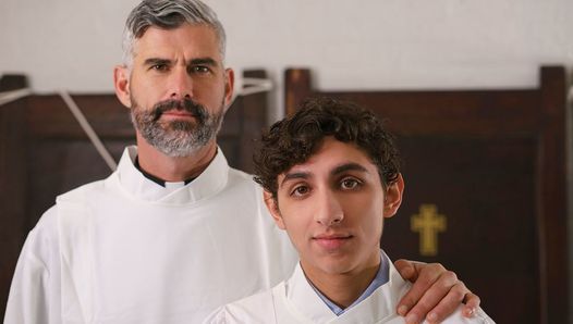 トレーニング中のカトリック祭壇の少年とのホットな司祭セックス