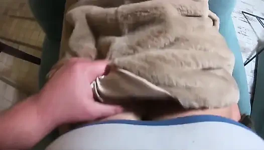 Aku lagi asik nyepong kontol dan ngentot gaya doggy sambil bugil!