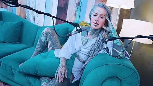 Ich spreche über H - Glück - ASMR podcast SFW spricht goth dünnes mädchen dreadlocks tattoo-modell inked mädchen