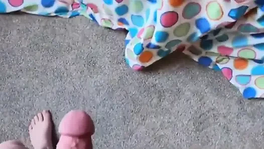 Teen spielt mit dem dildo der stiefmutter und wird von stiefvater gefickt