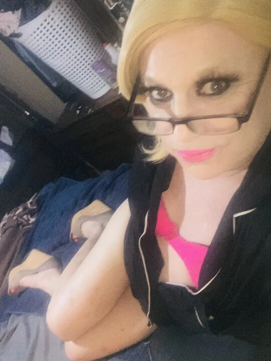 Cd Krissy Sweets îmbrăcată în roz cu platformele ei înalte vorbind murdar