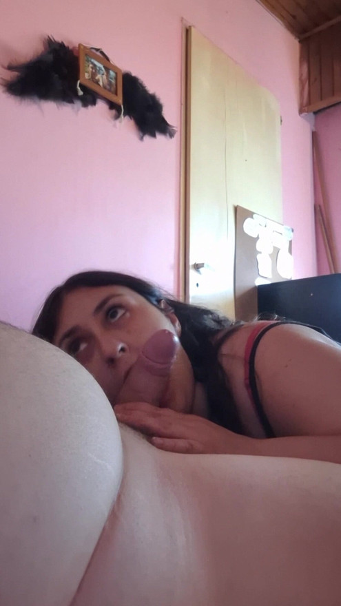Femeie latino mare și frumoasă îmi face o muie uimitoare și o masturbare între țâțe