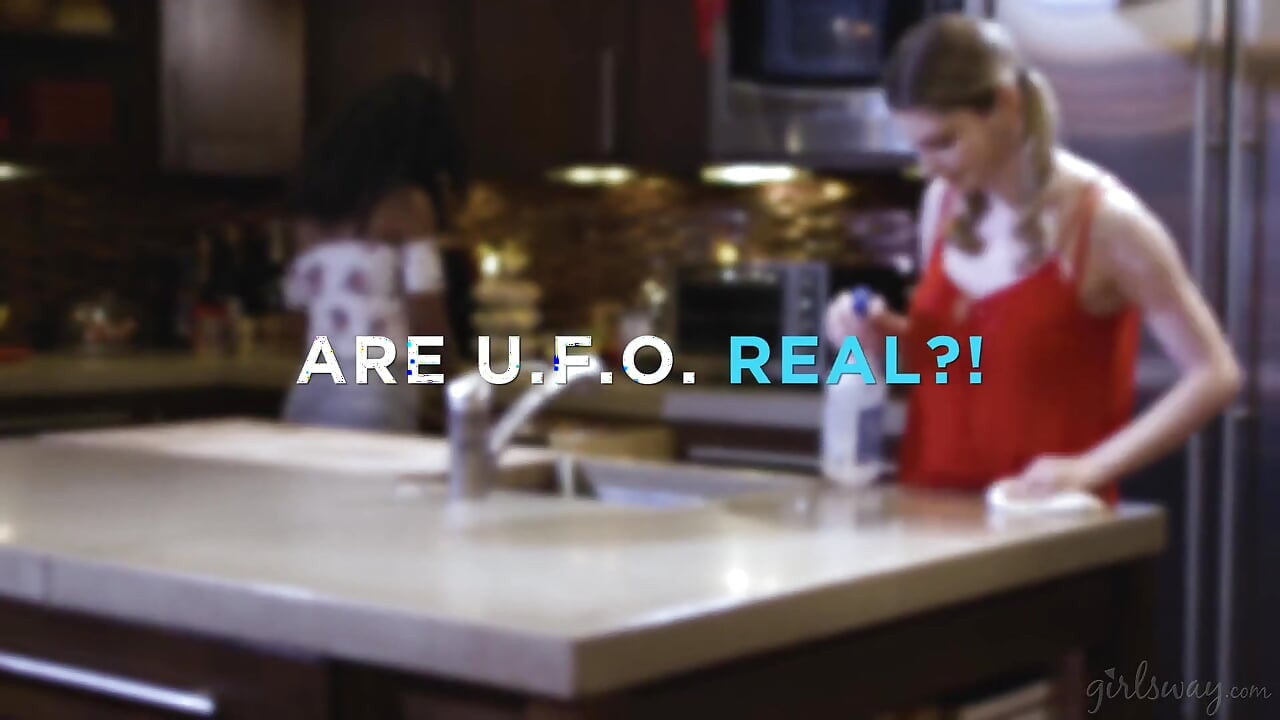 Girlsway - 버니 콜비의 마당에서 외계인 알렉스 석탄 충돌하고 집으로 날아가기 위해 보지 에너지가 필요합니다.