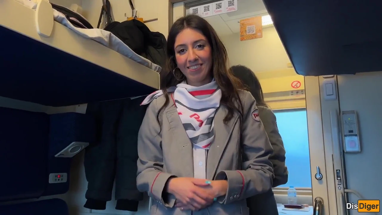 Tren kondüktör yolcusunu mastürbasyon yaparken yakaladı, ama kafası karışmadı ve yarağına atladı