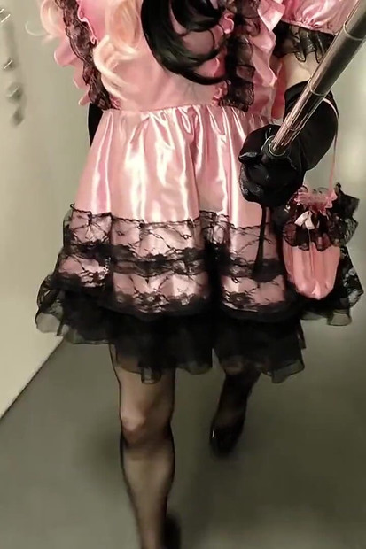 하이힐을 신고 산책하고 깜박이는 Sissy 크로스드레서