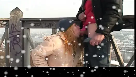 Genç orta yaşlı seksi kadın karda büyük sert yarakla amından sikiliyor ve dölleniyor