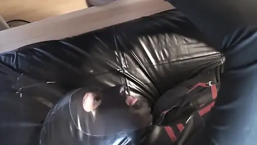 Lateks Danielle askeri kedi kıyafetiyle mastürbasyon yapıyor