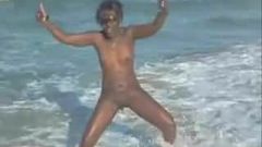 Praia de nudismo - peituda africana fazendo xixi para câmera