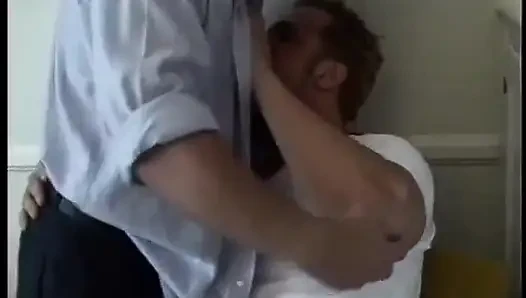 Kaslı erkekler biraz yarak tadıyor ve götten sikiliyor