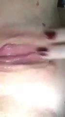 赤毛の友人がマンコを擦る